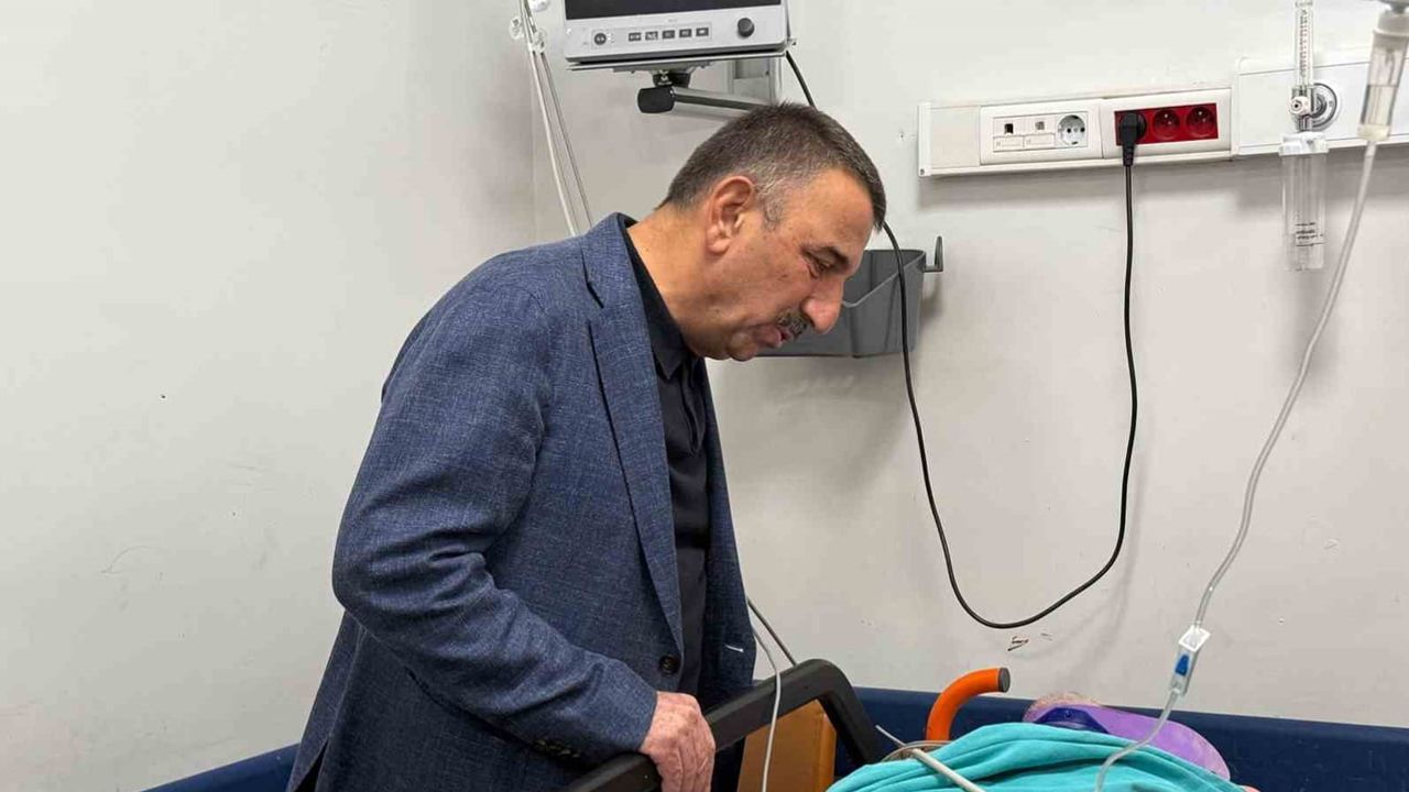 Vali Hacıbektaşoğlu enkazdan çıkarılan Kenan Akçaharman’ın sağlık durumunu yerinde inceledi