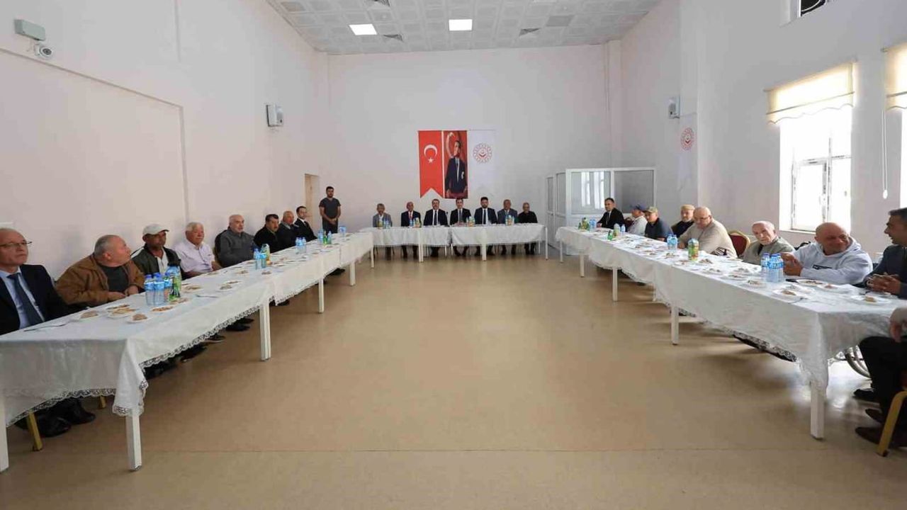 Vali Karakaya dünya yaşlılar gününde Ahlat'ta gönül ziyaretinde bulundu