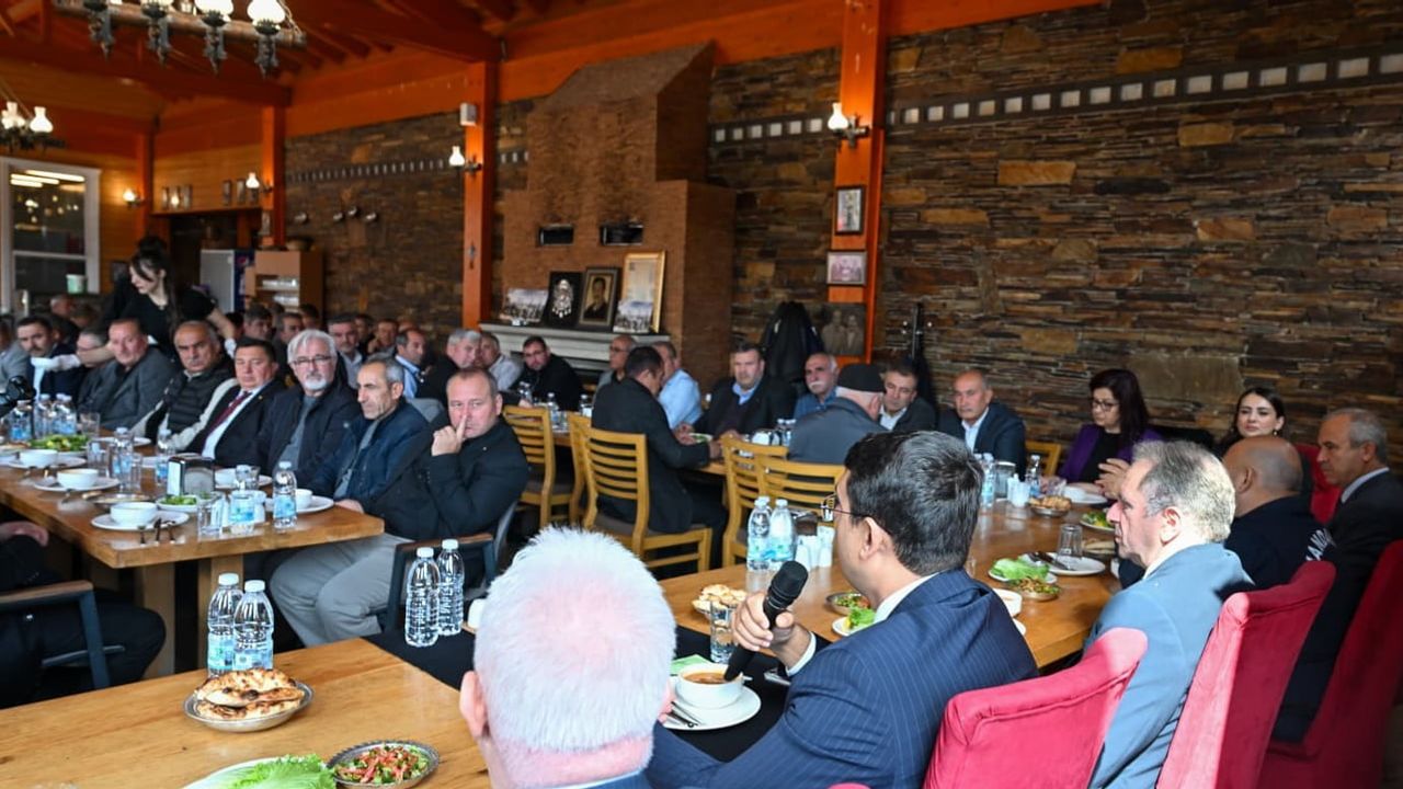 Vali Kartal muhtarlarla yemekte yerel sorunları ele aldı