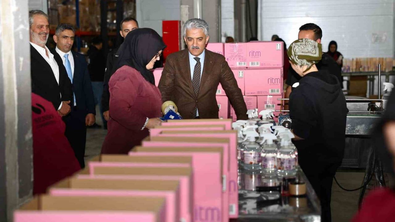 Vali Makas Taşköprü'deki kozmetik fabrikasında üretim hattını inceledi