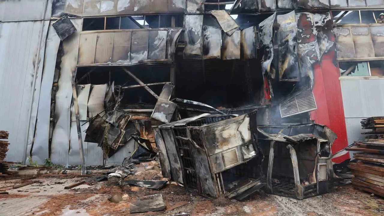 Vali Masatlı fabrikanın söndürme ve soğutma çalışmalarını yerinde denetledi