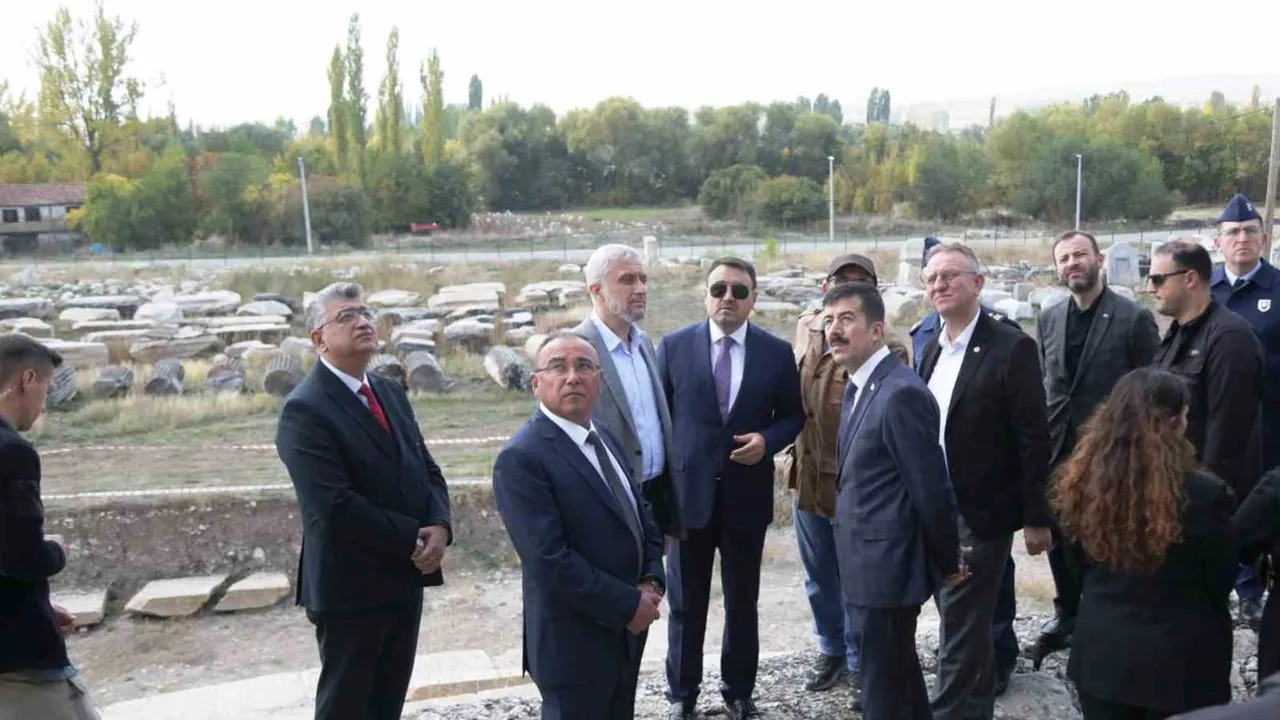 Vali Musa Işın Aizanoi'de süren kazı çalışmalarını sahada inceledi