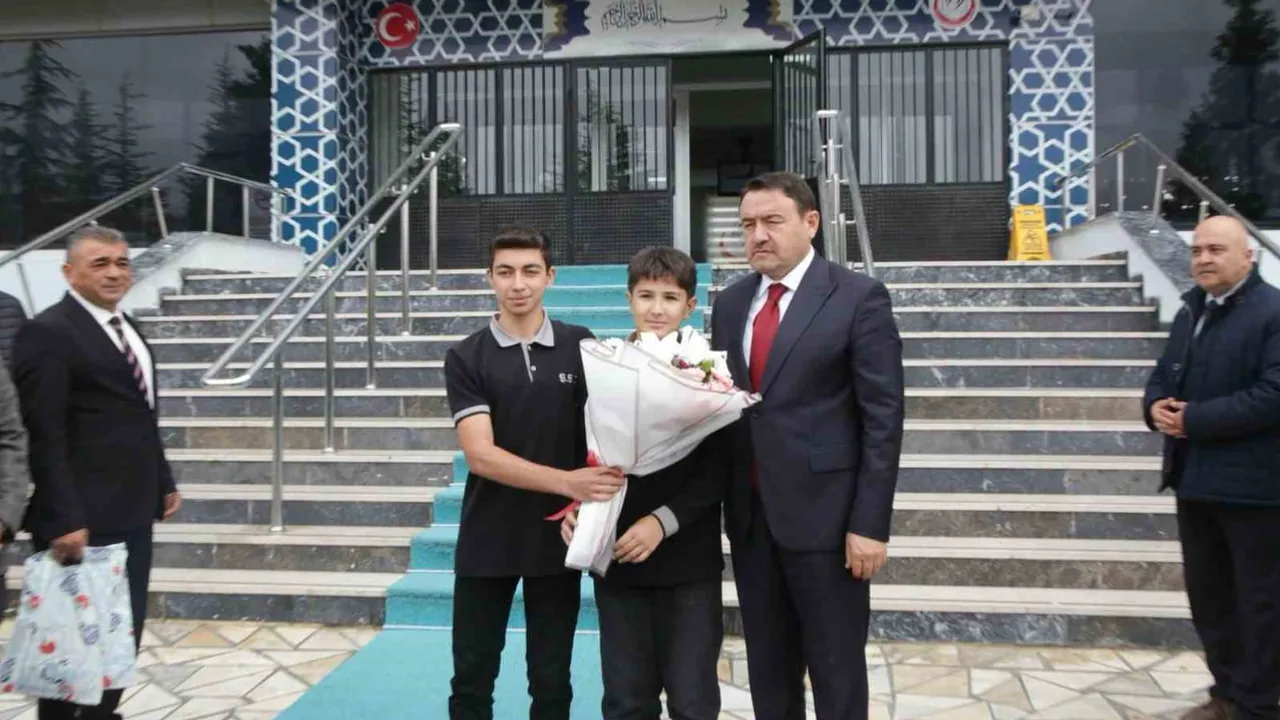 Vali Musa Işın gençlere bilimle maneviyatı birlikte güçlendirme çağrısı yaptı