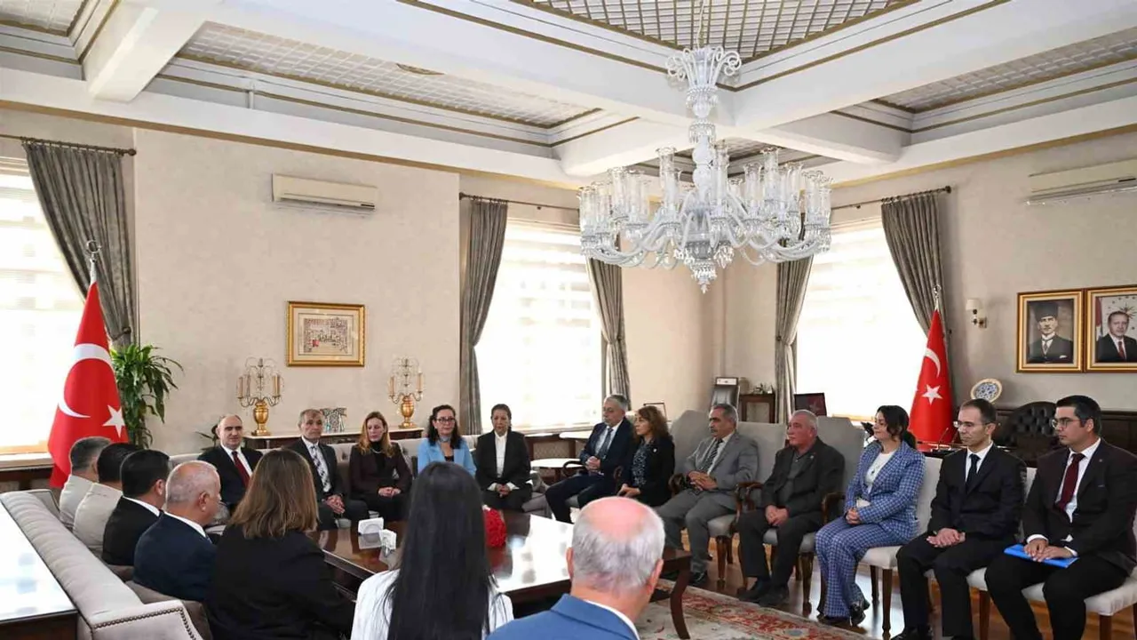 Vali Özkan muhtarlarla yüz yüze görüşüp yerel hizmetlerde iş birliğini öne çıkardı