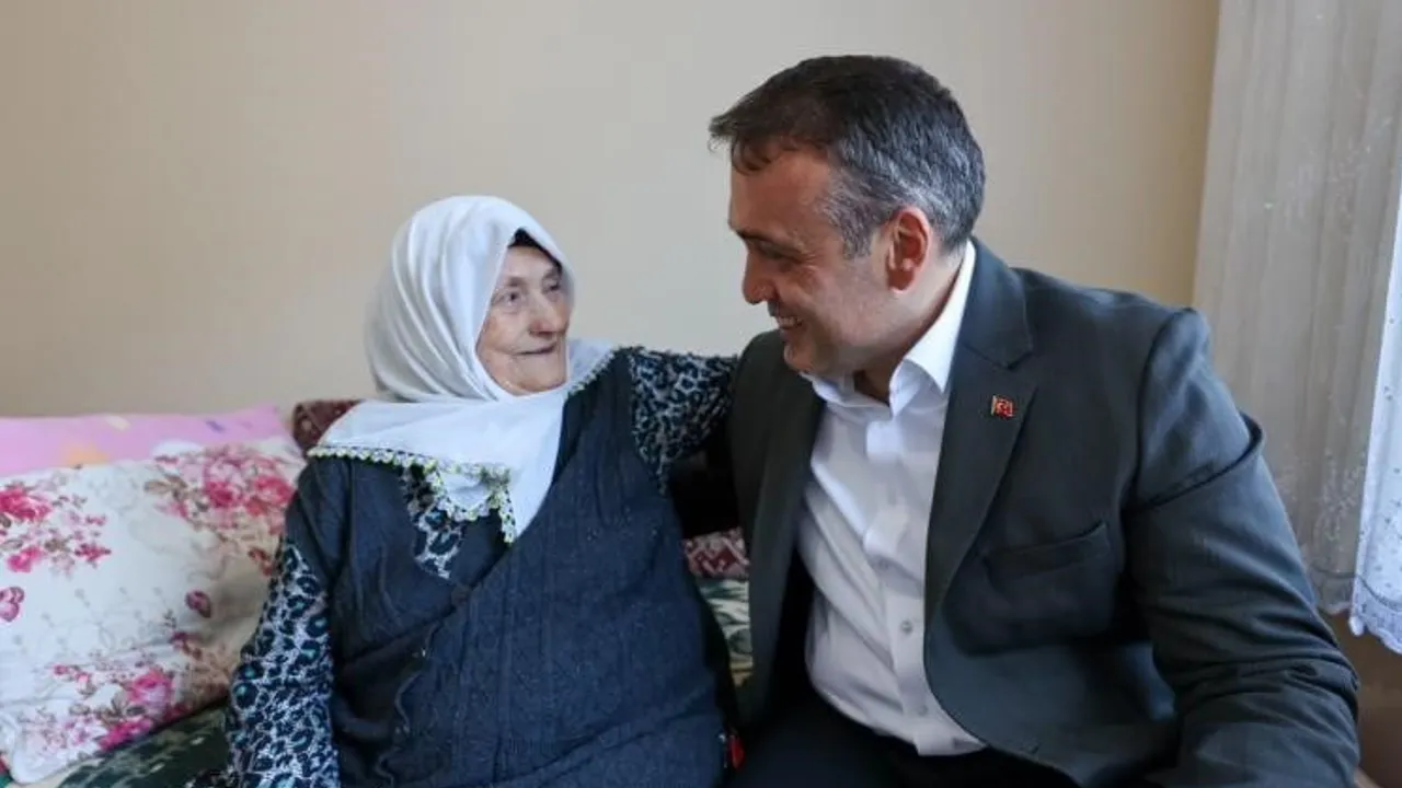 Vali Sözer ev ziyaretinde büyüklerin tecrübelerine vurgu yaptı