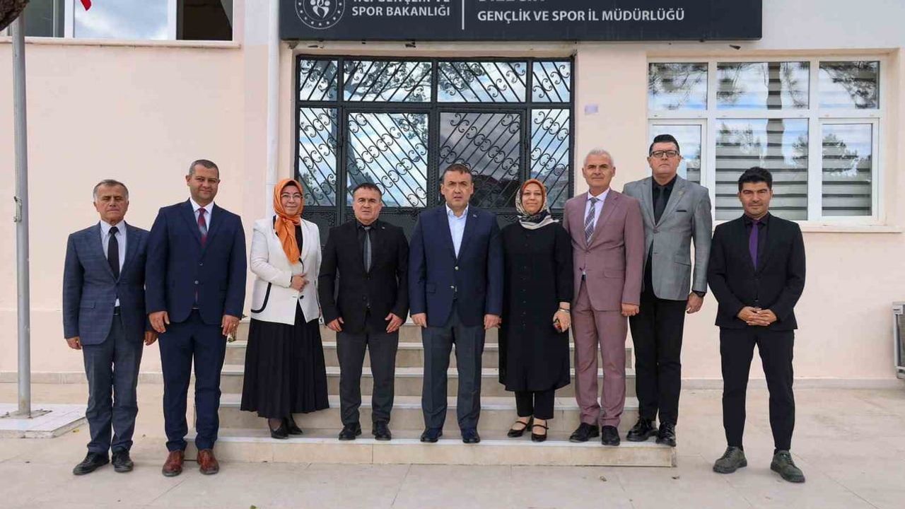 Vali Sözer geçici hizmet binasında gençlik ve spor çalışmalarını inceledi
