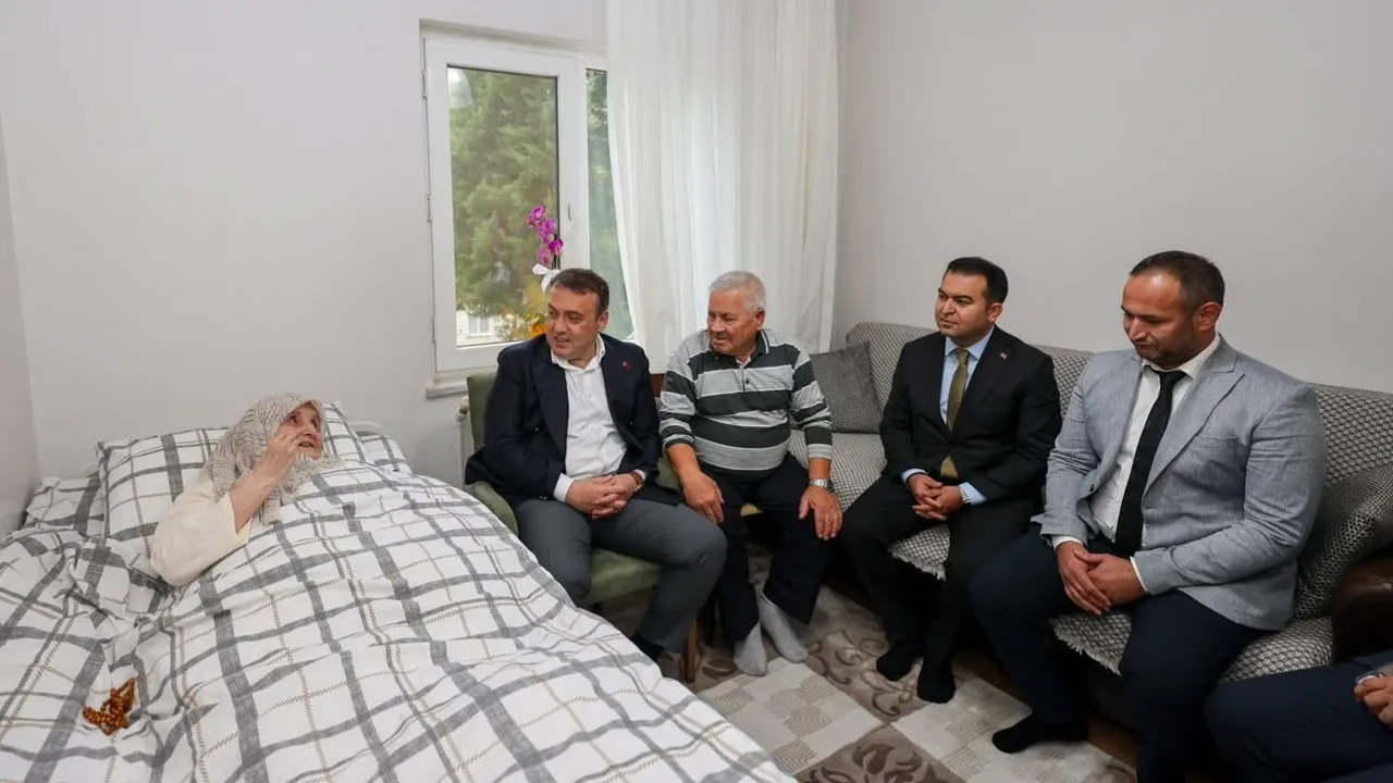 Vali Sözer Osmangazi'de yaşlı çiftin taleplerini evinde dinledi
