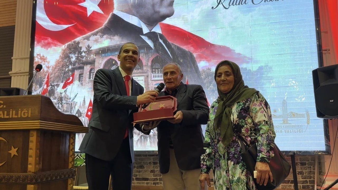 Vali Taşolar resepsiyonda Cumhuriyet kortejinin bisikletli temsilcisini ağırladı