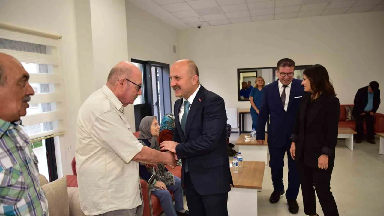 Vali Varol'dan huzurevinde büyüklerin günü ziyareti