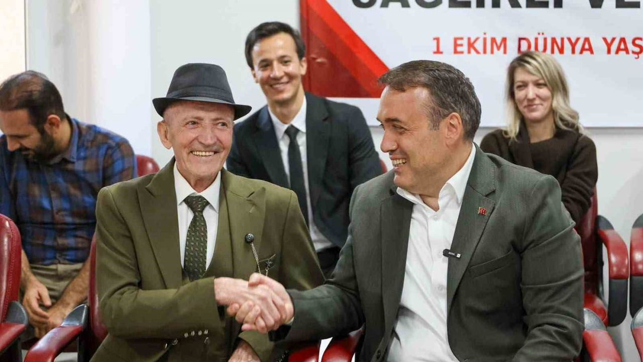 Valinin katıldığı programda huzurevi sakinleri keyifli anlar yaşadı