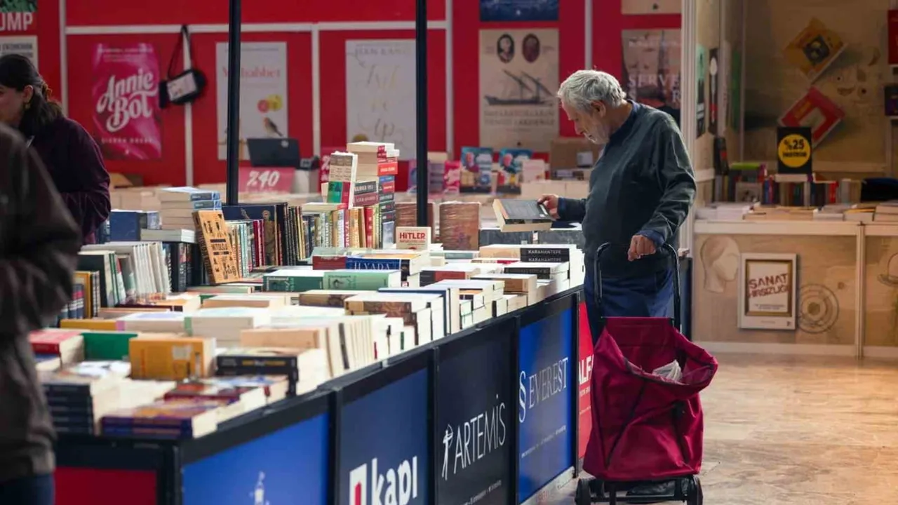 Valizlerle fuara gelenler rafları evlerine taşıdı