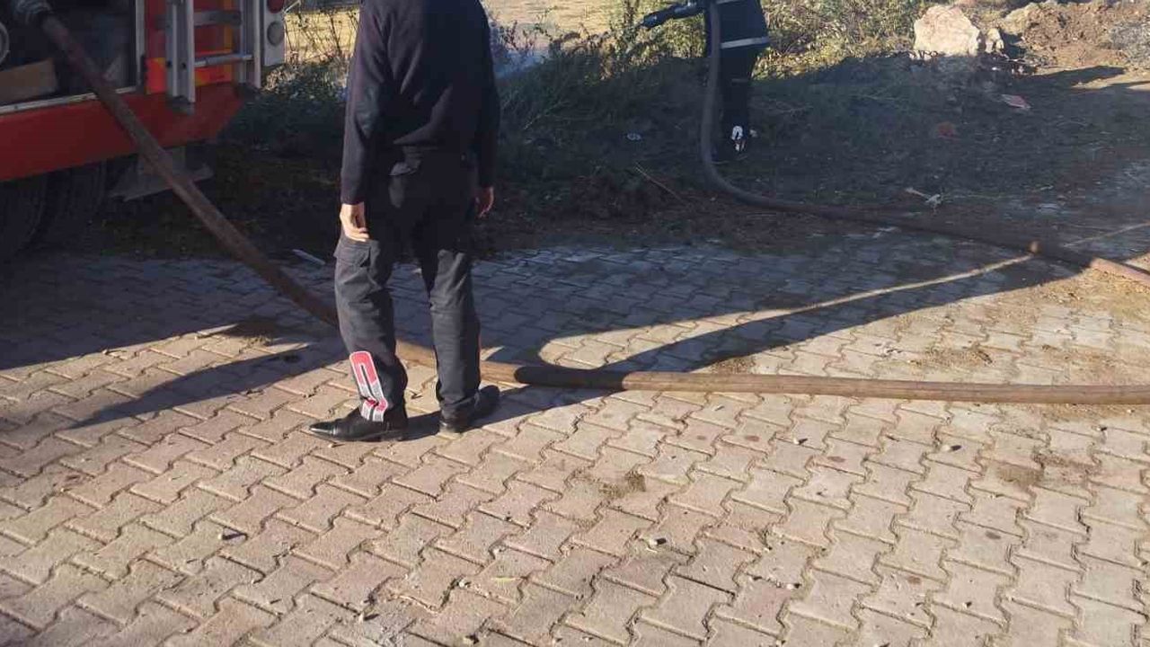 Van'da Andaç Mahallesi'nde örtü yangını kısa süreli müdahaleyle kontrol altına alındı
