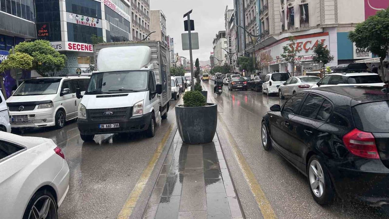 Van'da aniden bastıran sağanak günlük yaşamı aksattı