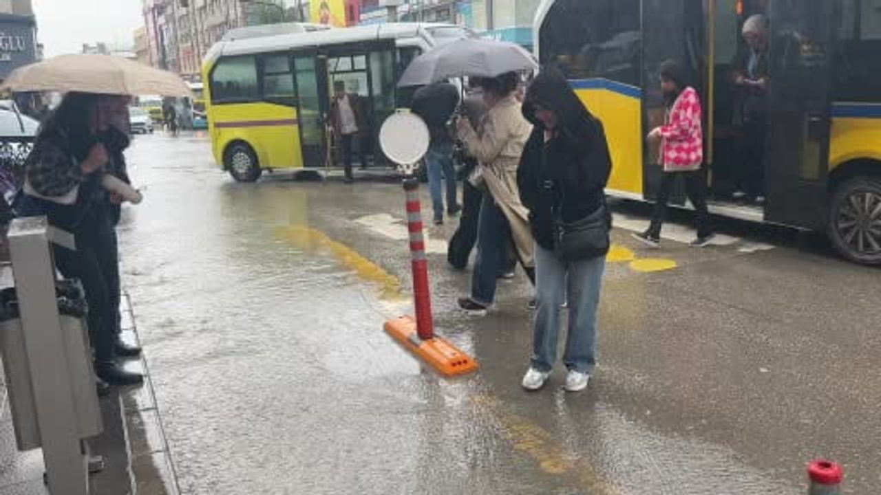 Van’da aniden bastıran sağanak yaşamı olumsuz etkiledi