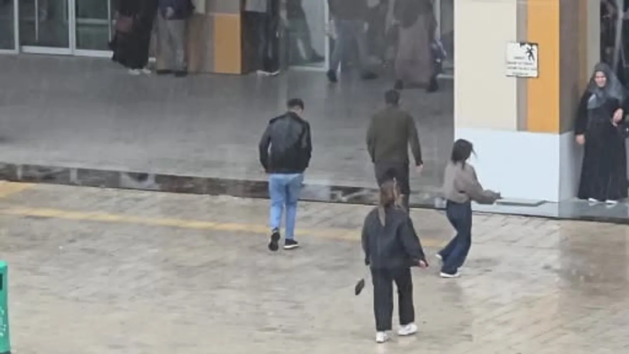 van'da aniden bastıran yağmur günlük hayatı kısa süreli etkiledi