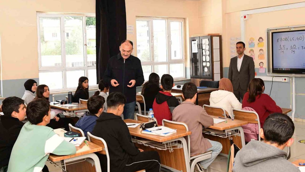 Van'da Çatak ilçesinde dyk kurslarını yerinde inceleyen Çandıroğlu öğrencilerle sohbet etti