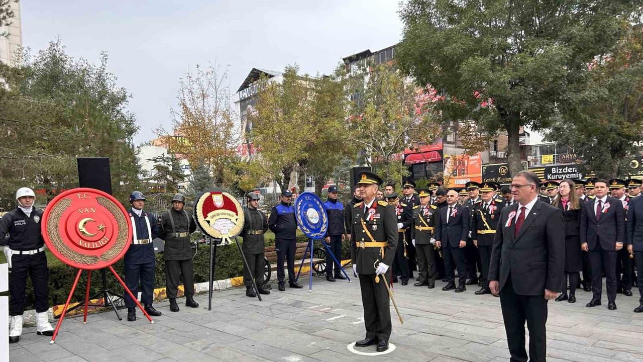 Van'da cumhuriyet coşkusu valilik bahçesinde çelenk töreniyle başladı