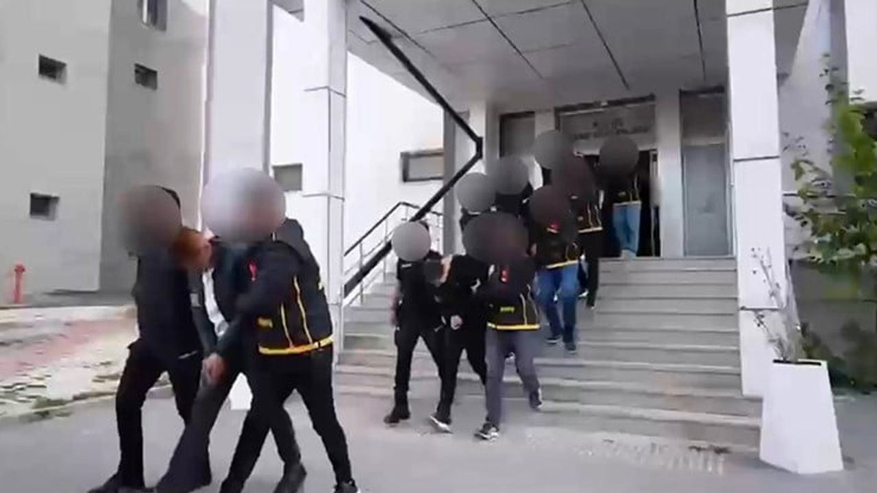 Van'da eş zamanlı operasyonda 2.359.884.154,82 TL'lik şüpheli para hareketi soruşturması