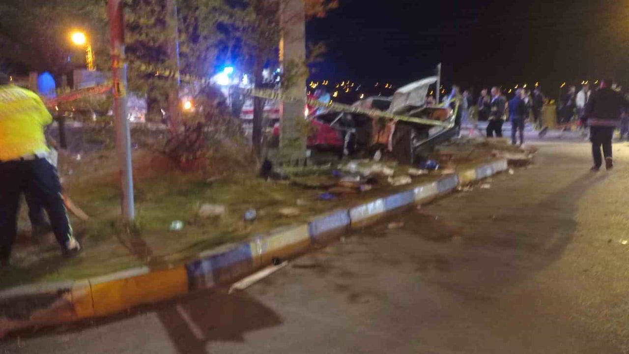 Van'da Gevaş önünde yakıt tankeriyle otomobil çarpıştı: 1 ölü, 4 yaralı
