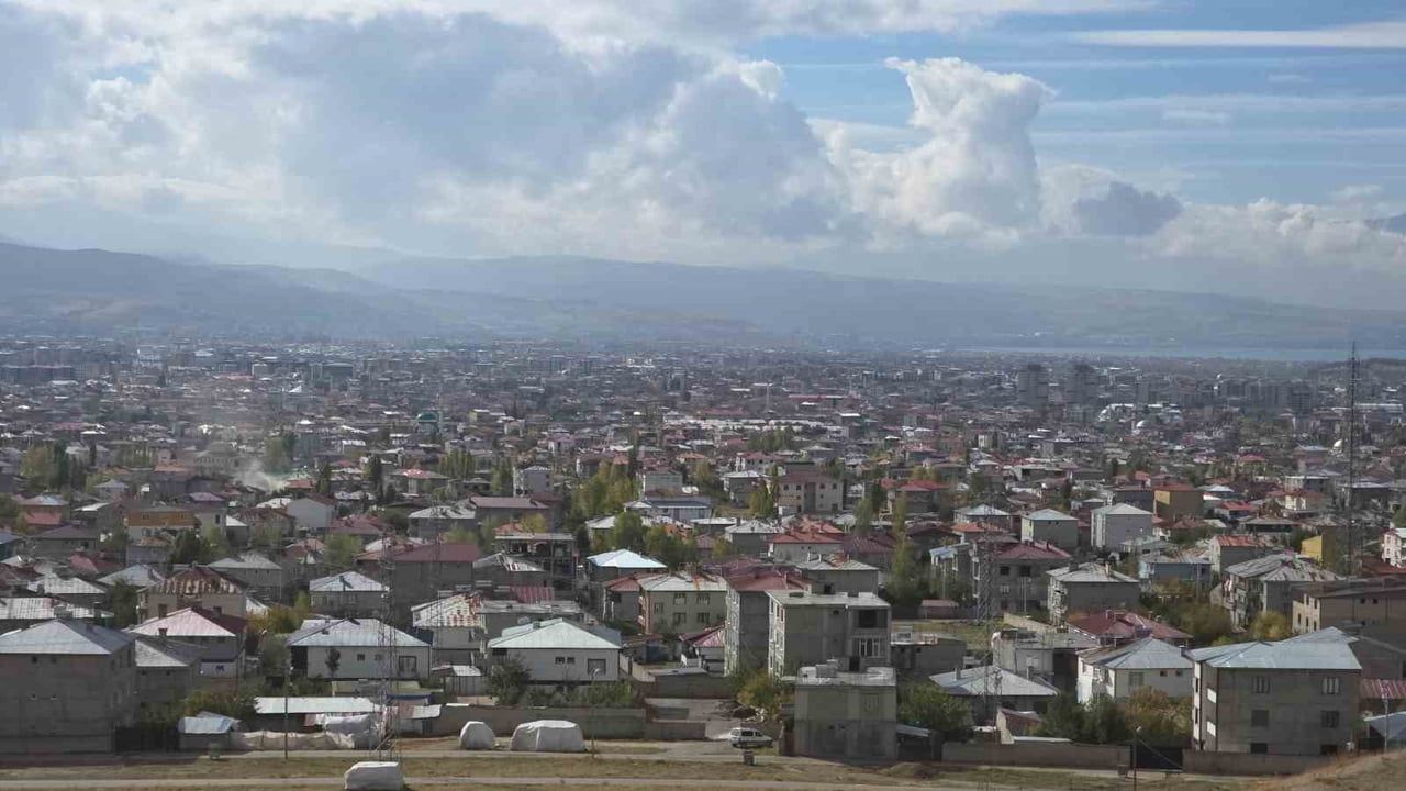 van’da ilk karın beyazı gölün mavisiyle buluştu