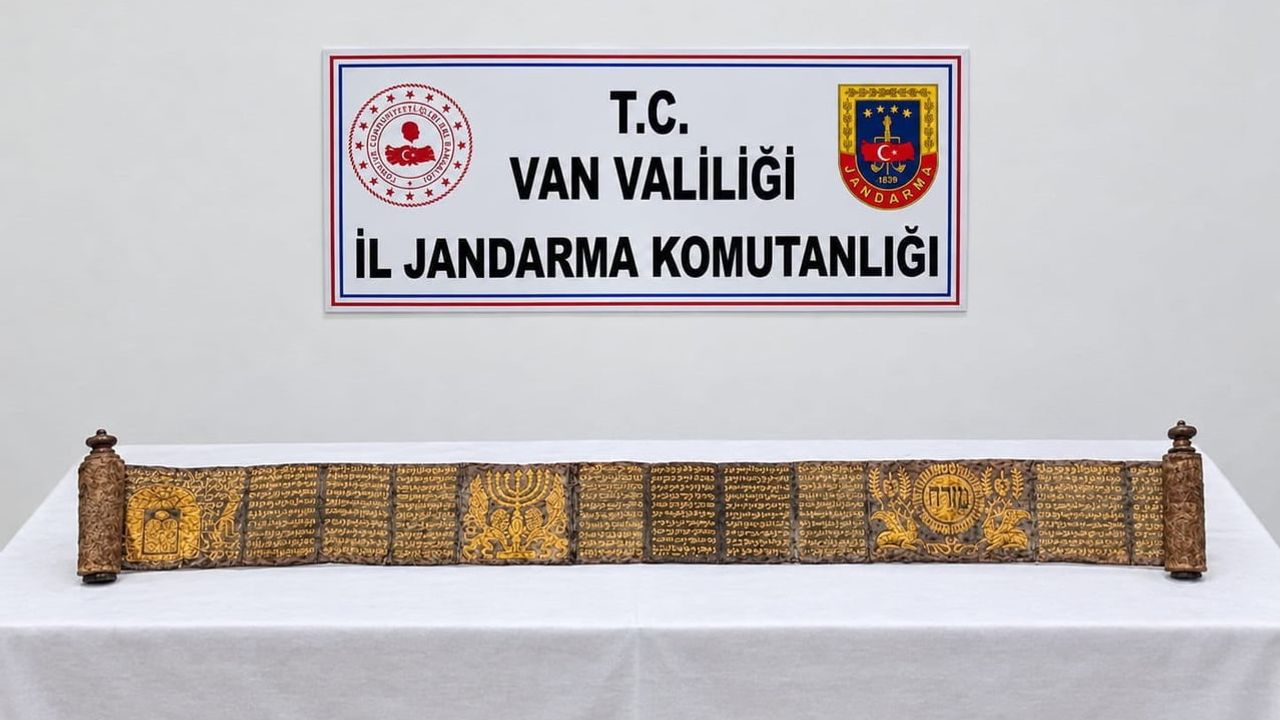 Van'da jandarmanın takibinde altın yaldızlı Tevrat ele geçirildi