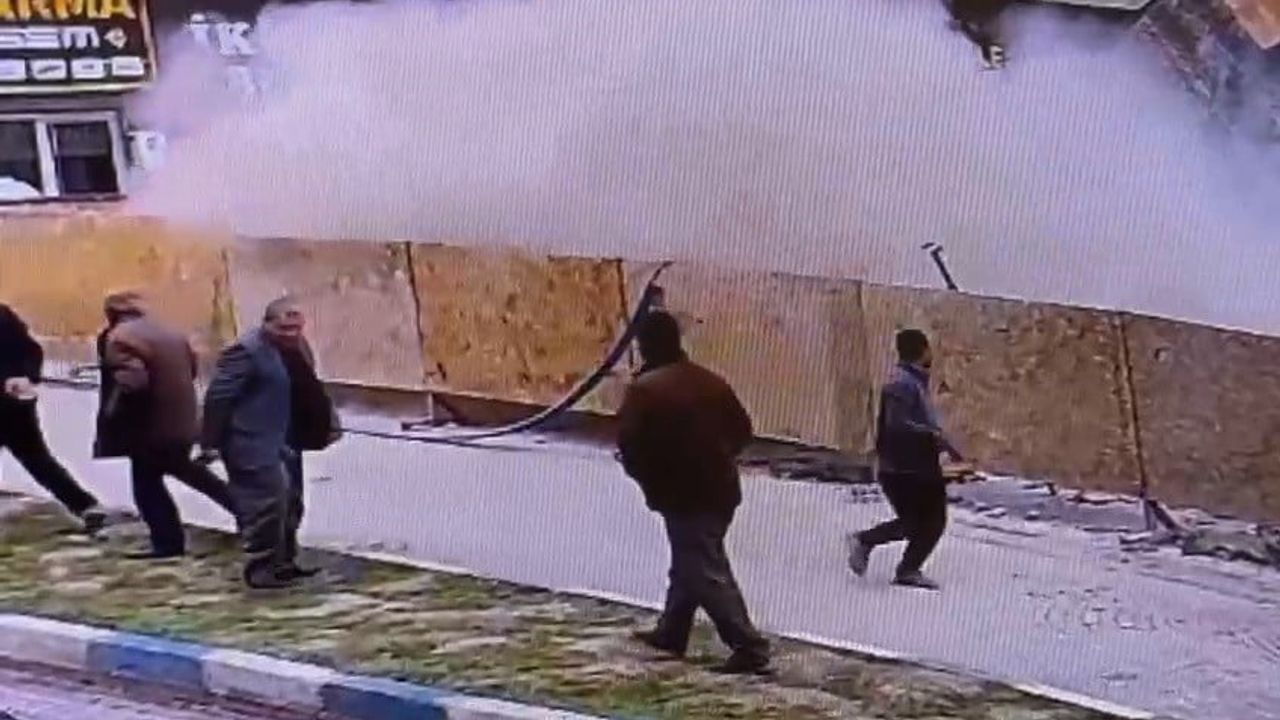 Van'da kazı sırasında bitişikteki lokantanın çökme anı görüntülendi