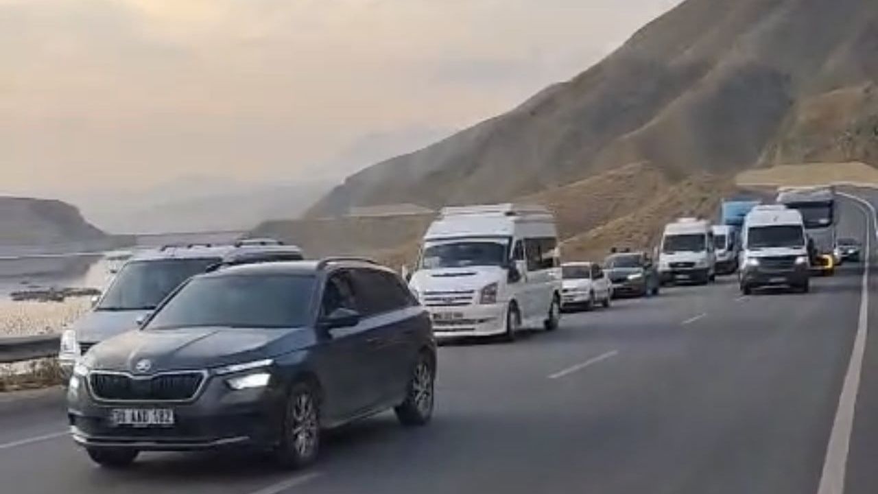 Van'da Zernek Barajı yakınında tır devrildi, sürücü yaralandı