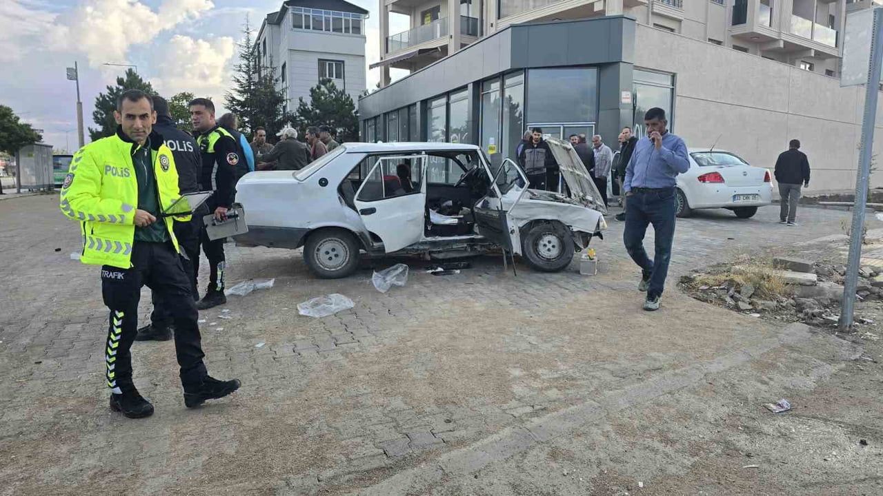 Van Edremit'te yol ortasında çarpışma: iki araçta altı kişi yaralandı