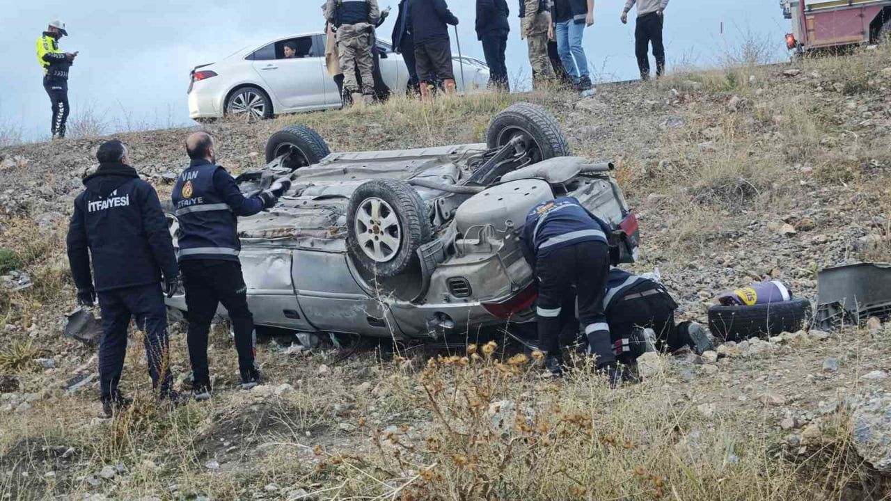 Van-Erciş kara yolunda otomobil takla attı: iki yaralı