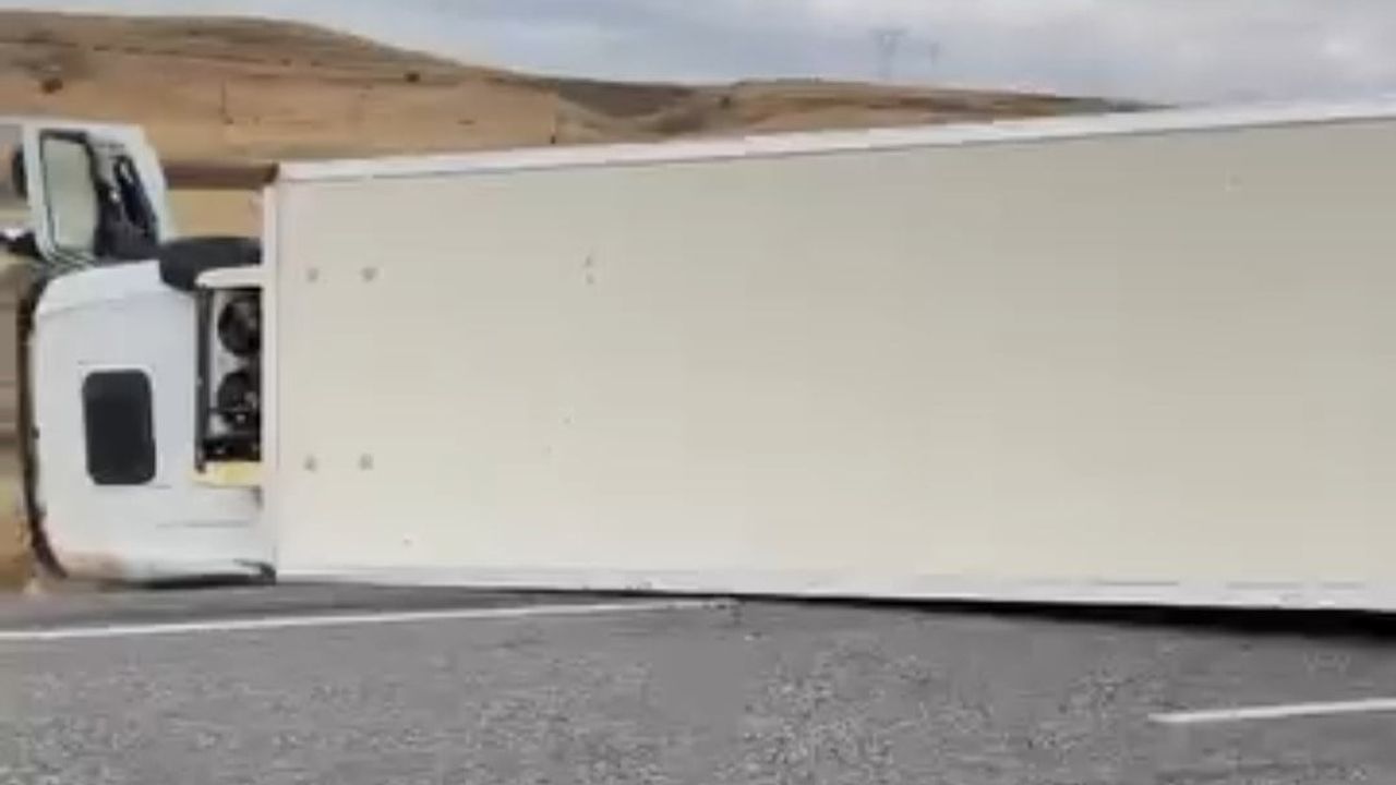 Van-Erciş kara yolunda tır devrildi; sürücü ambulansla hastaneye kaldırıldı