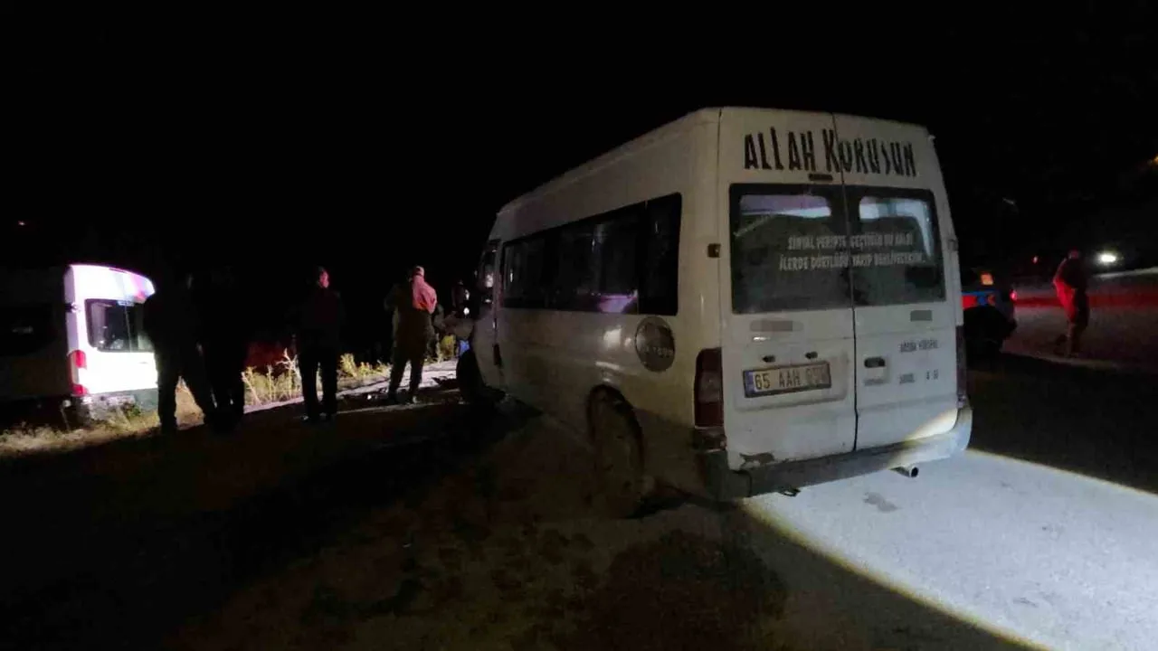 Van-Hakkari kara yolunda servis çarpışması: 8 tekstil işçisi yaralandı