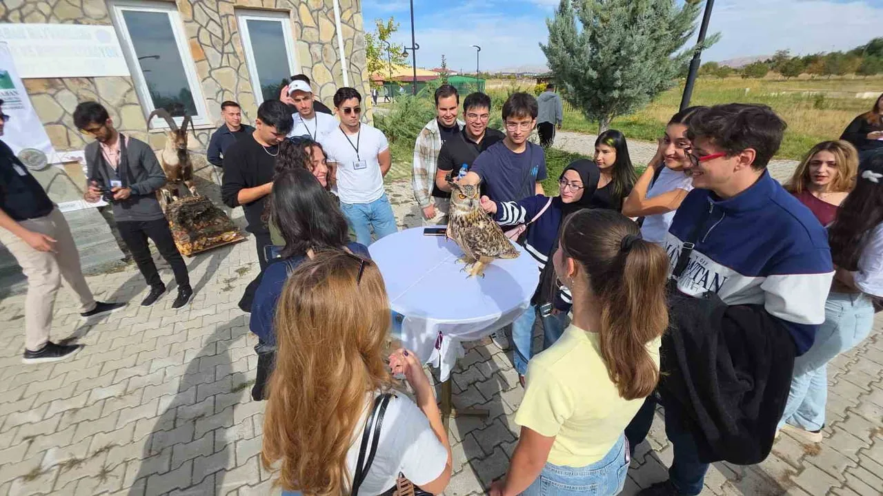 Van YYÜ'de göçmen kuşlara vefa: rehabilite edilen şahin gökyüzüne kavuştu