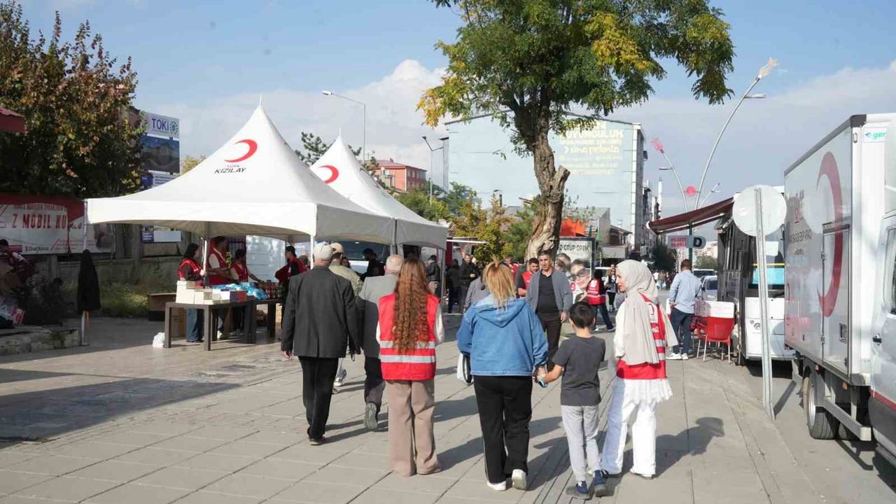 Varto'da kurulan iyilik çarşısı köy okullarına kırtasiye desteği sağlıyor