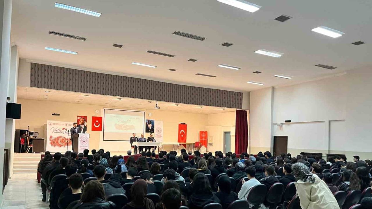 Vatanı anlatan sesler: şehit babası ve gaziler öğrencilerle buluştu