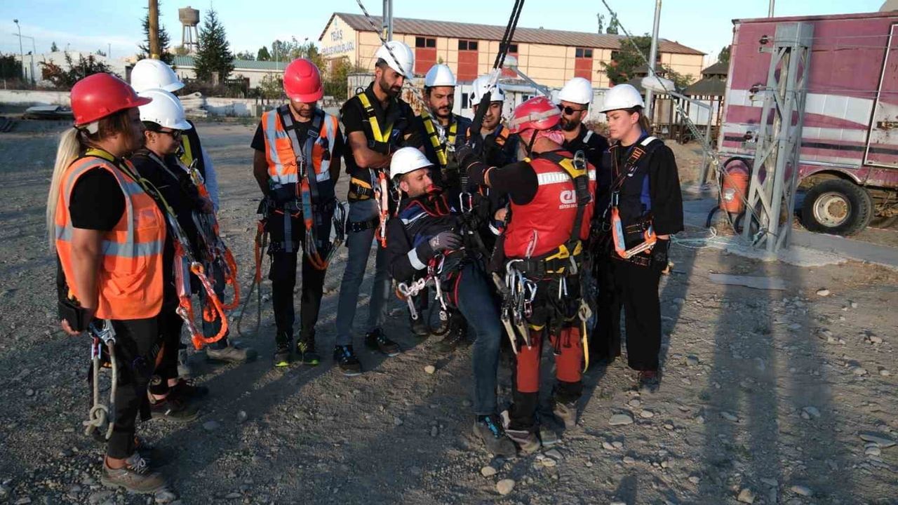 Vedaş'ta beş ayda bin 280 kişiye yüksekte çalışma ve kurtarma eğitimi