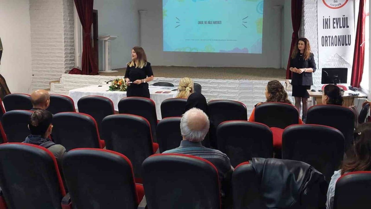 Velilerle sahada eğitim: Okul ve Aile semineri okul-aile bağını güçlendirdi