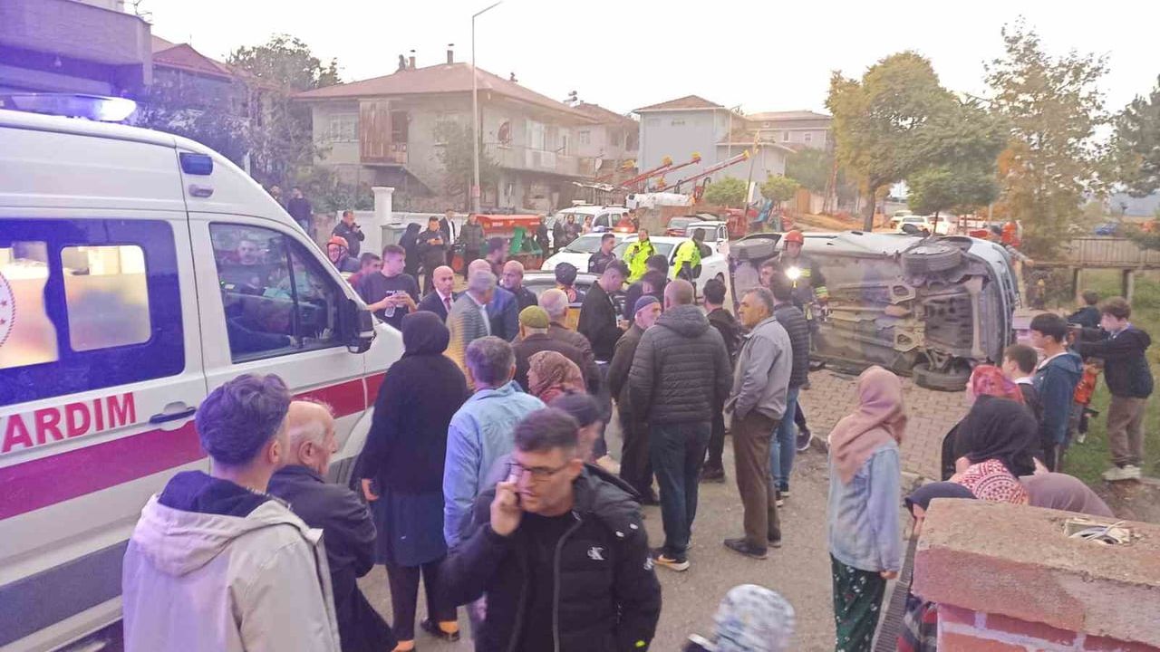 Vezirköprü Caddesi'nde çarpışma: araç kaldırıma sürüklendi, 4 yaralı