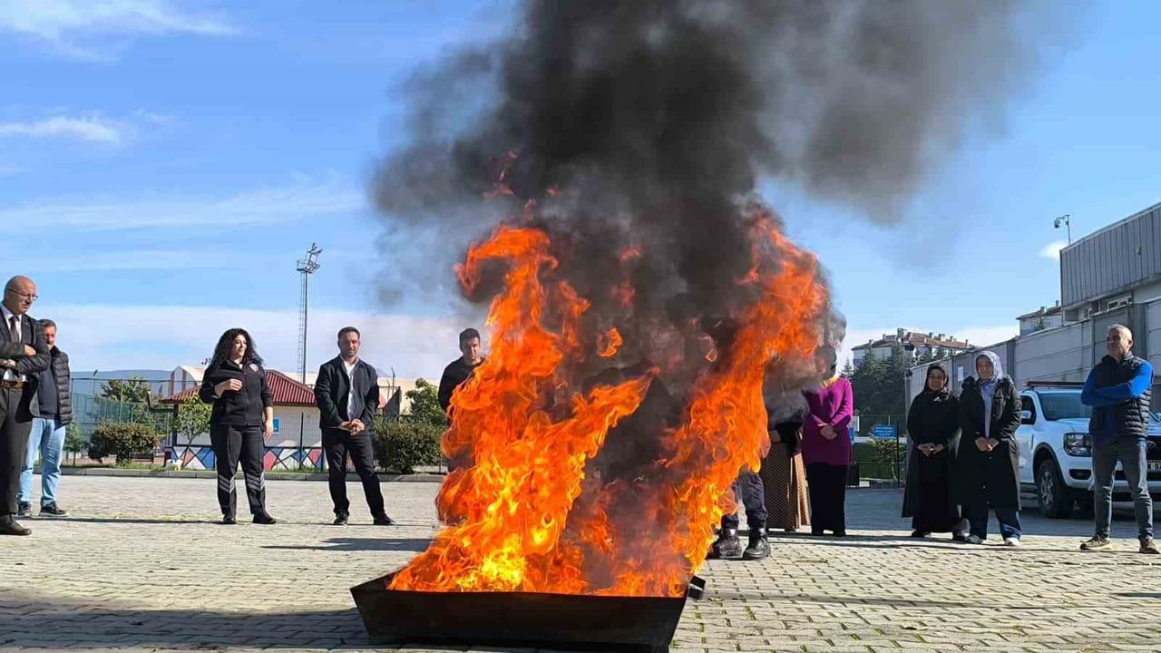 Vezirköprü'de personel uygulamalı yangın eğitimiyle acil müdahaleyi öğrendi