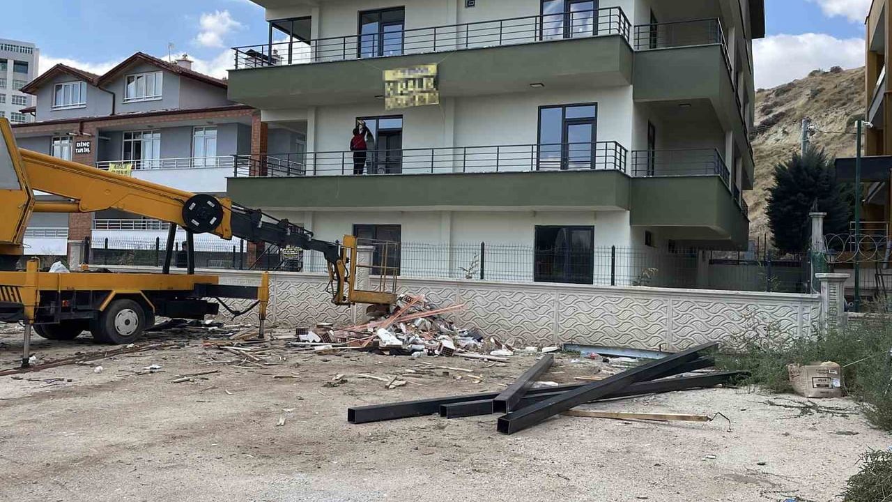 Vinç sepetinden düşen operatör çene kırığıyla hastaneye kaldırıldı