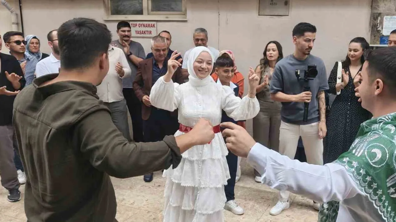Vinç sepetiyle 4. kata çıkan damat gelin alma törenini unutulmaz kıldı