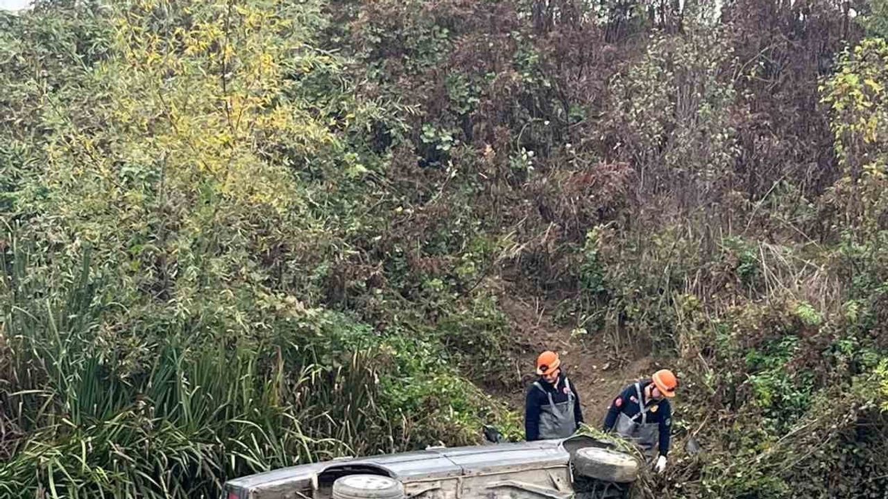 Virajı alamayan araç dereye düştü, sürücü ayakta kontrol edildi