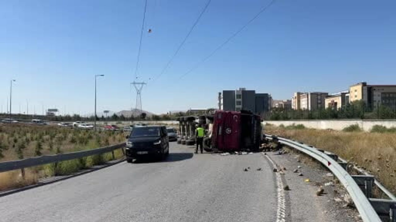virajı alamayan tır pancarları yola saçtı