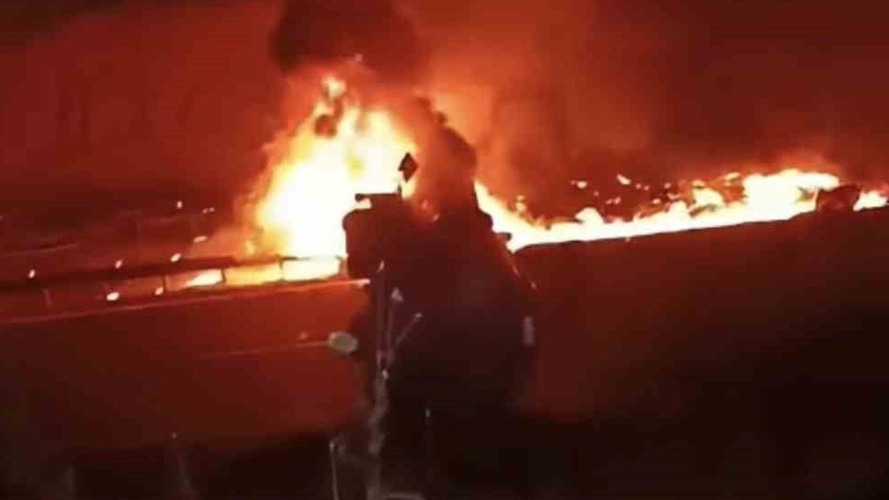 Viranşehir-Mardin karayolunda devrilen akaryakıt tankeri alev aldı; sürücü yaşamını yitirdi