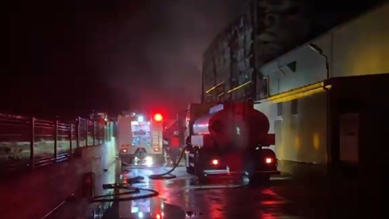 Vize'de Arımed ilaç fabrikasında çıkan yangın uzun uğraşların ardından söndürüldü