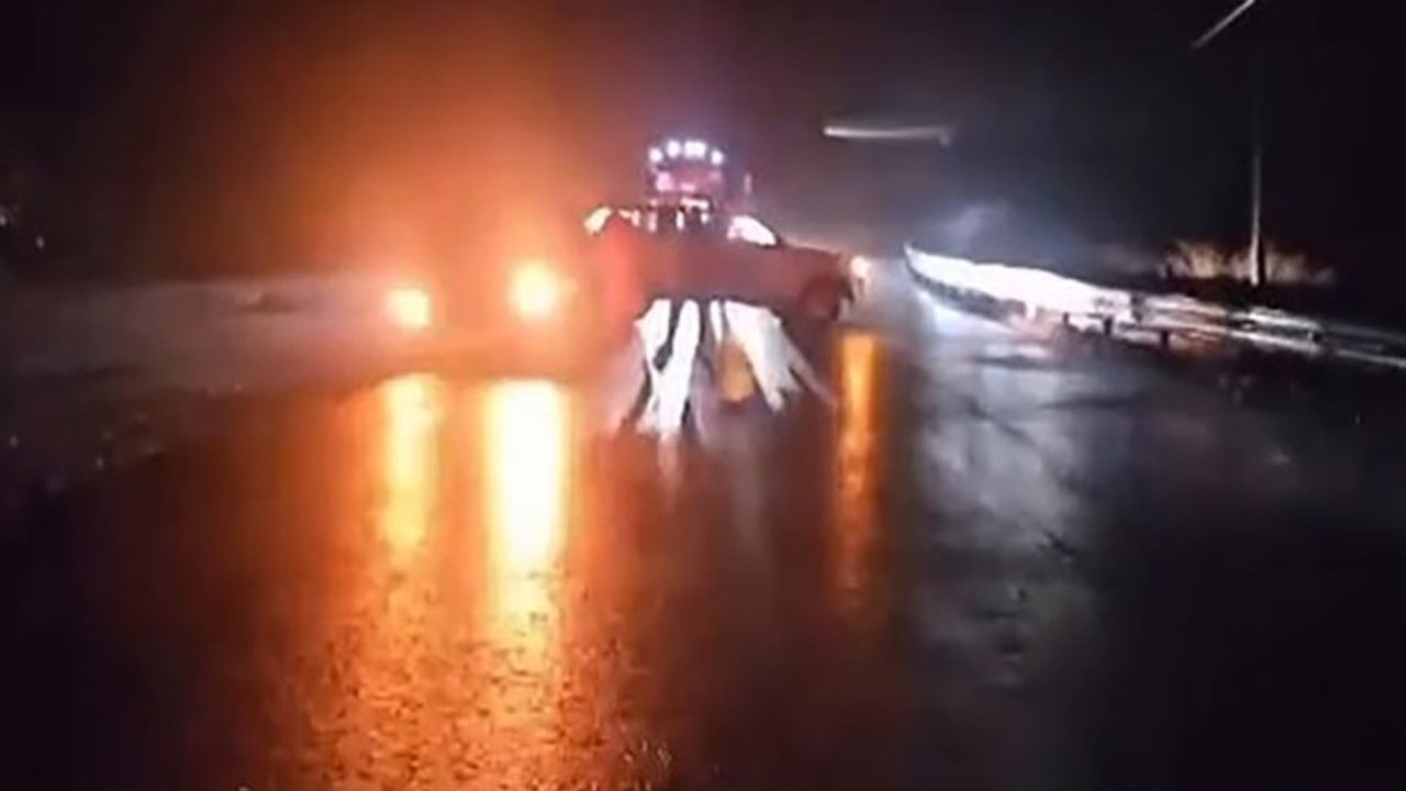Yağış Akçalı köyü yakınında iki aracı yoldan çıkardı