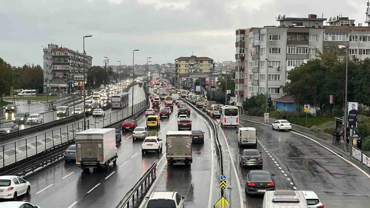 Yağış akşam trafiğini kilitledi: İstanbul'da yoğunluk yüzde 89'a ulaştı