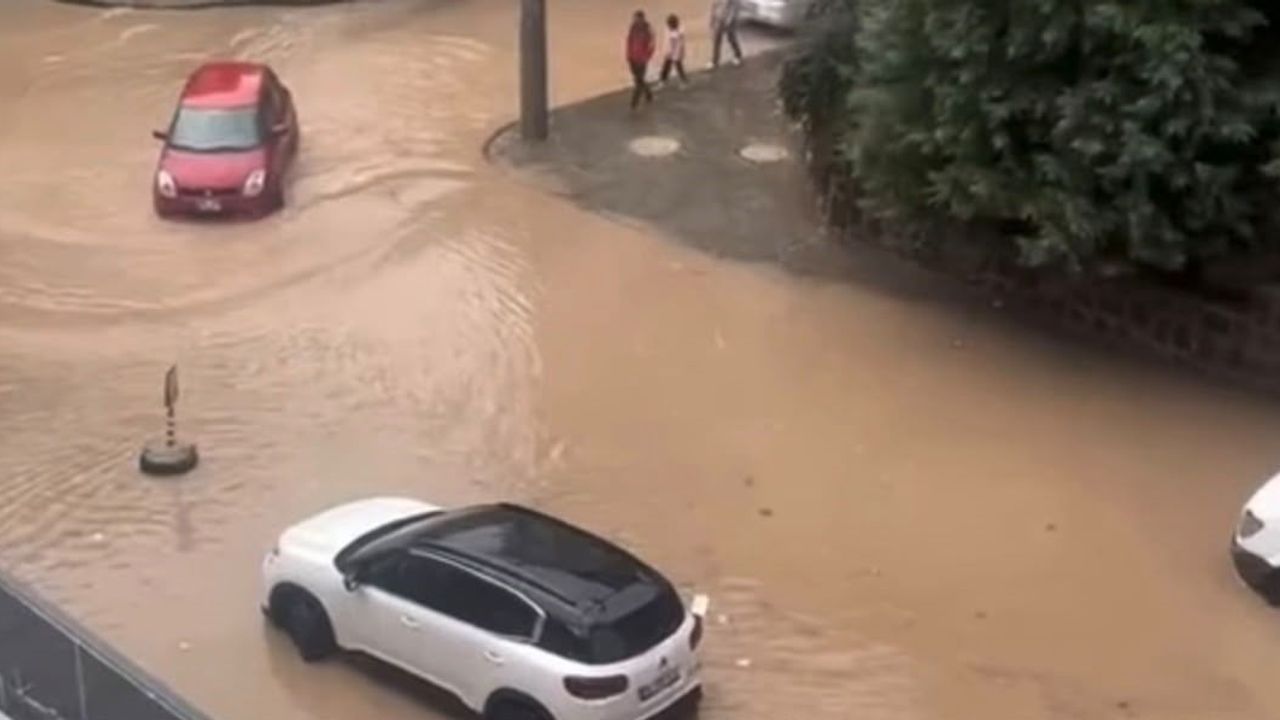 Yağış Gaziantep'te cadde ve otoyolları su altında bıraktı, kazalar arttı