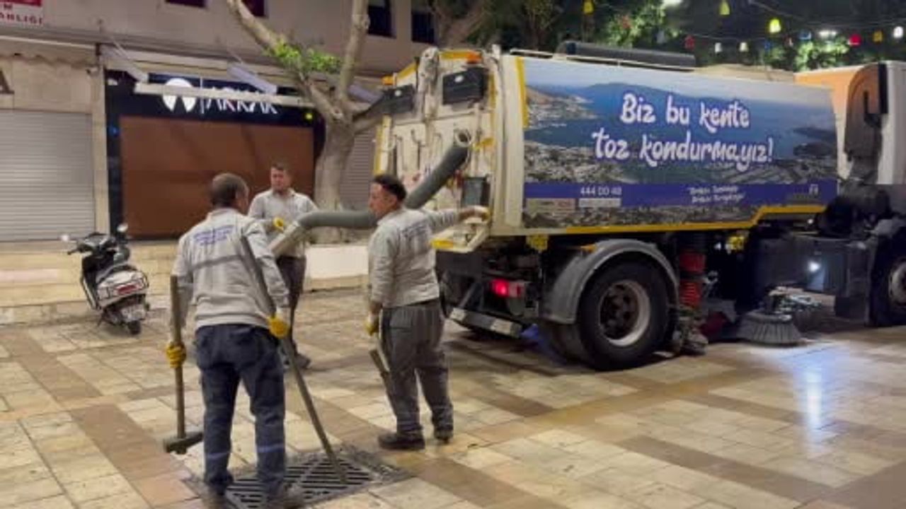 Yağış öncesi Bodrum'da mazgallar sigara izmaritinden arındırıldı