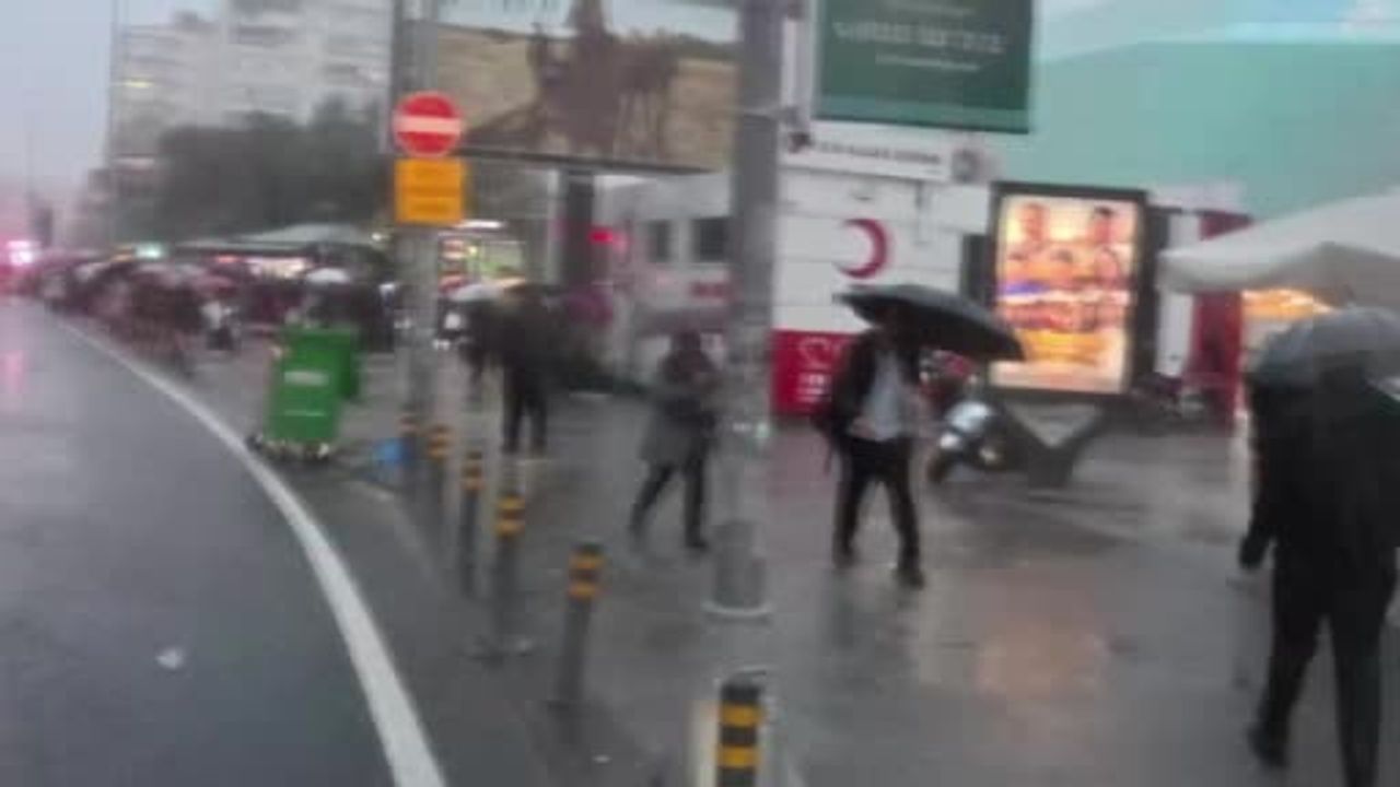 Yağış sonrası aktarma noktalarında metrobüs ve otobüste uzun kuyruklar oluştu