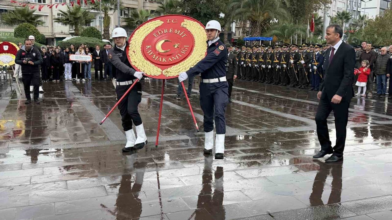Yağışa rağmen Edremit'te cumhuriyetin 103. yılı çelenklerle ve coşkuyla başladı